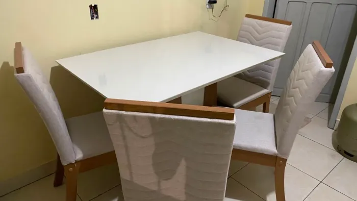 Mesa de Jantar com 4 Cadeiras - Excelente Estado | Aceito Cartão