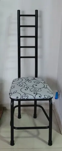 4 Cadeiras de ferro tubular preto.