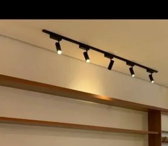 Trilho com 4 Luminárias