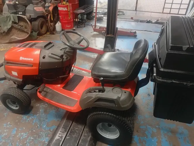 Trator Husqvarna LTH 1738 com recolhedor