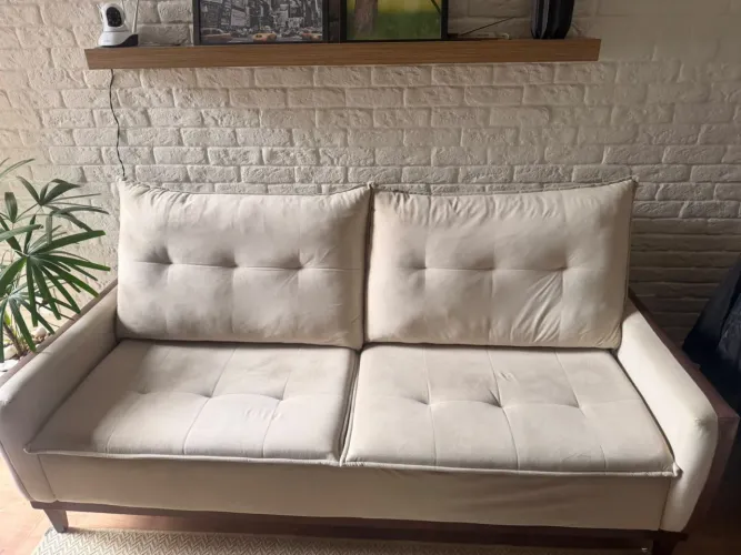 Sofá com 4 lugares em Suede Bege ! Pés Amadeirados!