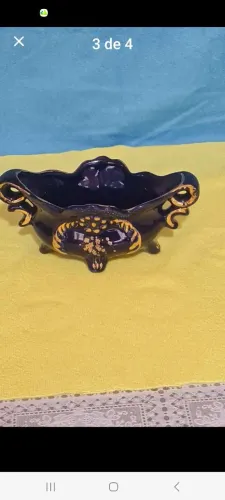 Floreira porcelana  com detalhes  dourados.
