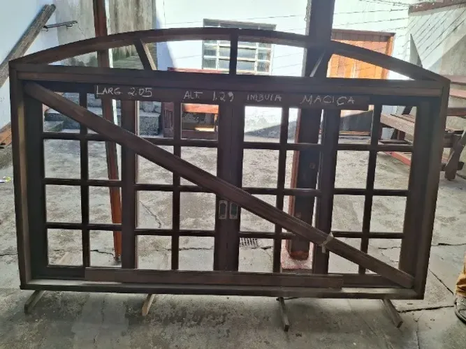 Mesa em madeira maciça