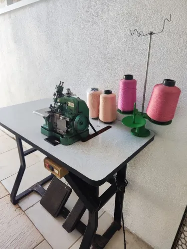 Máquina overloque 110 volts,Em ótimo estado,pronta para uso