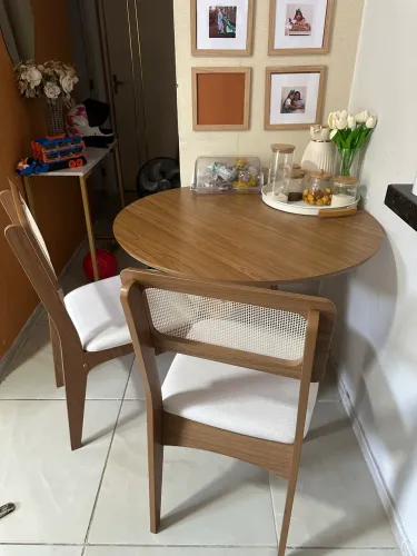 Mesa com 2 cadeiras