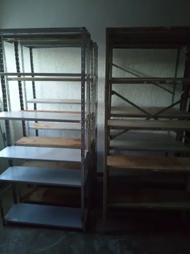 Estante de aço com pontos de ferrugem