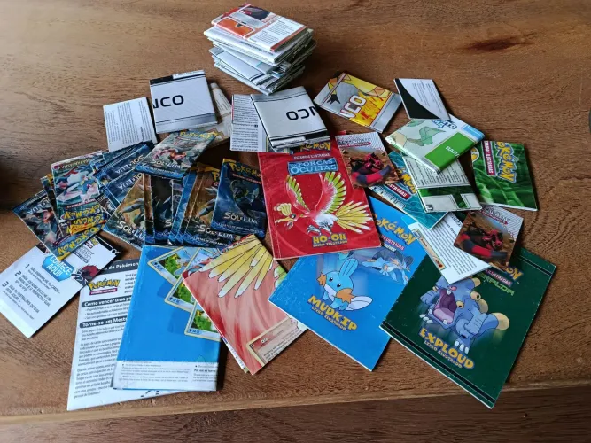 Pokémon tcg, papelada antiga e pacotes vazios de boosters