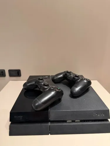 Playstation 4 ( PS4 )