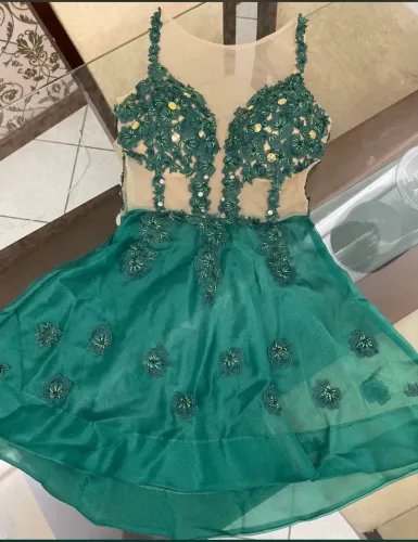 Vestido de festa verde curto transparência bordado cristais swaroviks aluguel