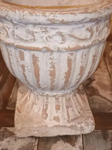 Peça de arte grega, em argila e desgastada pelo tempo.