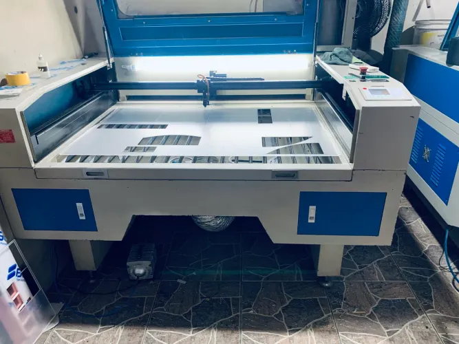 Máquina de corte laser CO2 120x80 de área