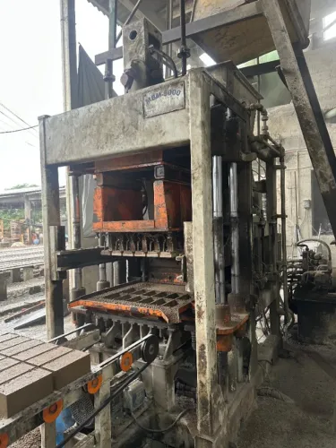 Máquina para produção de Bloco, meio-fio e lajotas pré-moldada