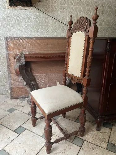 Conjunto com 8 Cadeiras Antigas Entalhadas em Madeira Maciça - Estilo Colonial