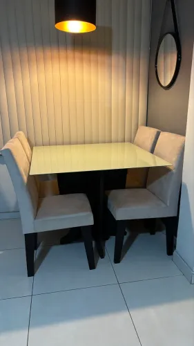 Conjunto mesa e 4 cadeiras 