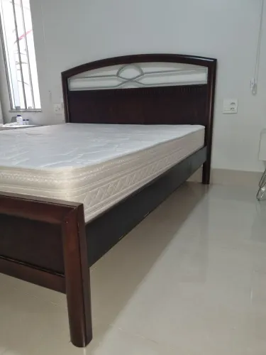 Cama queen de imbuia maciça com colchão Royal saúde D33