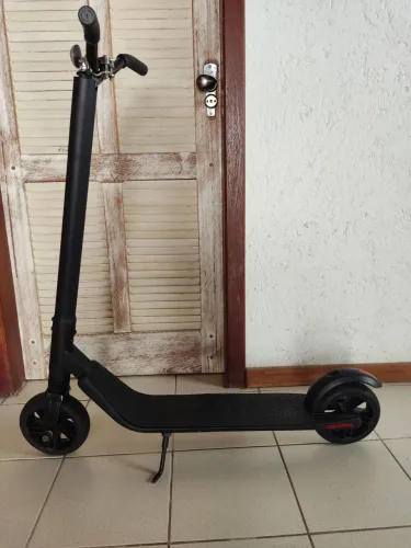 Patinete reforçado não elétrico.