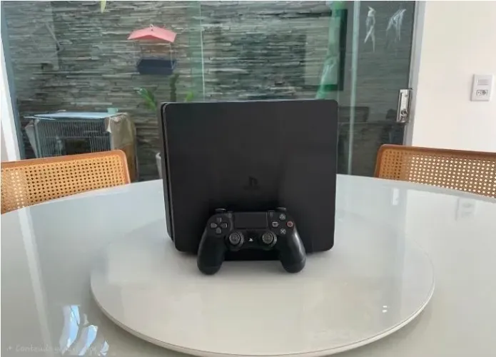 PS4 Slim + 6Jogos e 2 controles