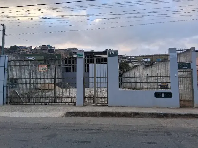 Galpão e pátio para Locação área total 470M2.