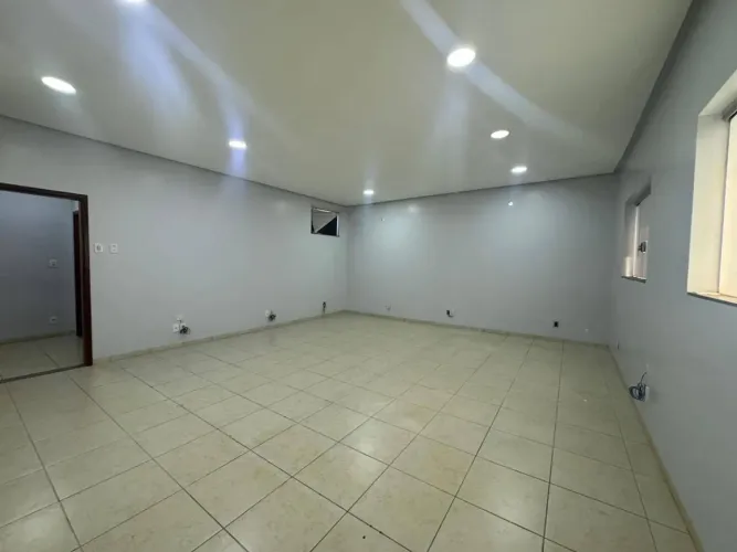 Sala comercial dispónível para locação, com 100m², próximo ao Colégio Martins Borges, exce