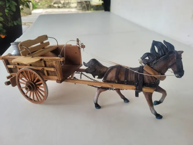 Miniatura de charrete artesanal