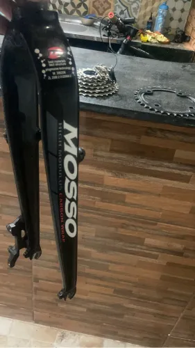 Garfo nosso  aro 26, mas aceita aro 29 com pneu 700