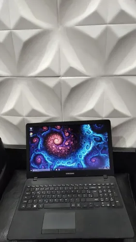 Notebook Samsung Core i3 com 4GB memória DDR4, hd 320gb, bateria boa. Parcelo cartão