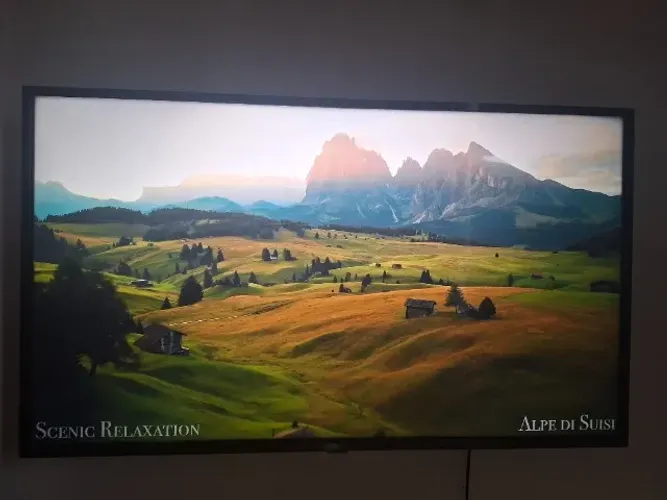 TV LG Smart WebOS UQ7500PSF com detalhe na tela