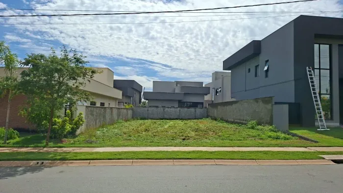 Lote à venda em condomínio fechado em Goiânia Goiás