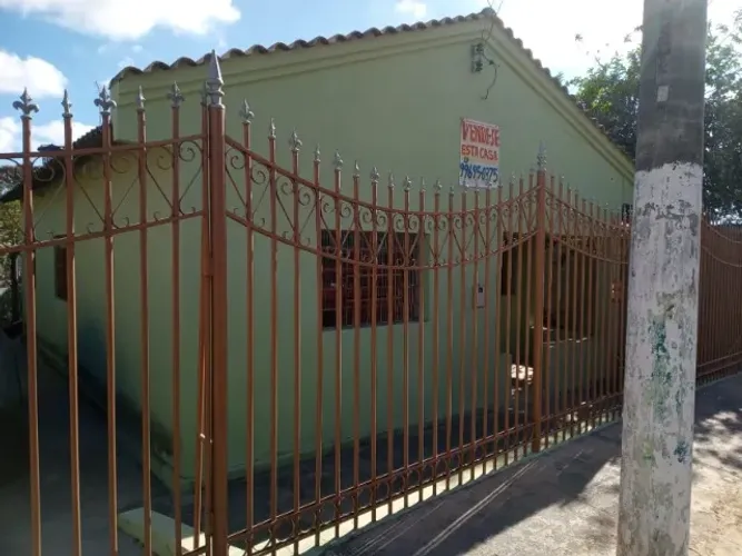 Casa a venda no centro 3 quartos, próximo a policlínica, prefeitura e comércios.