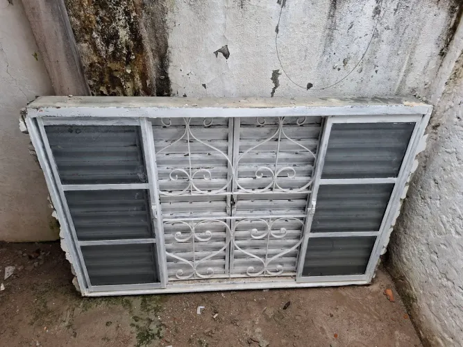 VENDE-SE UMA JANELA DE AÇO ÓTIMO ESTADO DE CONSERVAÇÃO E OTIMO PREÇO.