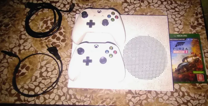 Xbox One S 1TB + 2 Controles + Forza Horizon 4