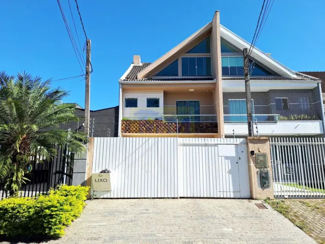 Sobrado Espaçoso e Moderno no Pineville: Seu Novo Lar Espera por Você!