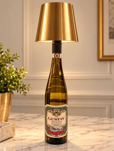 Abajur artesanal feito com uma autêntica garrafa alemã. Cúpula em aço inox Gold.