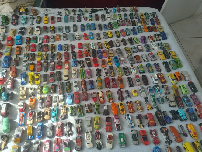 Coleção de carrinhos antigos Hot Wheels e outros