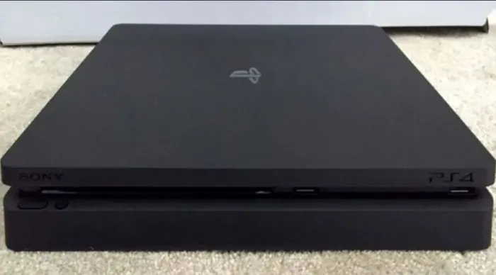 Ps4 slim semi novo com pequeno defeito 
