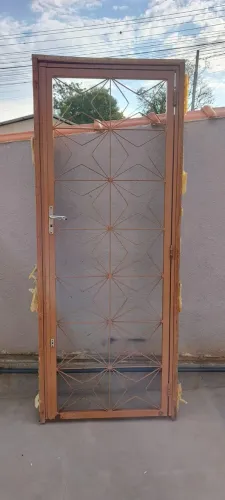 Porta de madeira maciça Tam 80x 210 e porta de ferro