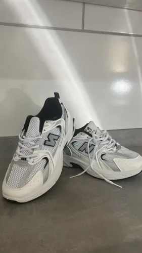 TÊNIS NEWBALANCE 530 BRANCO E PRATA UNISEX