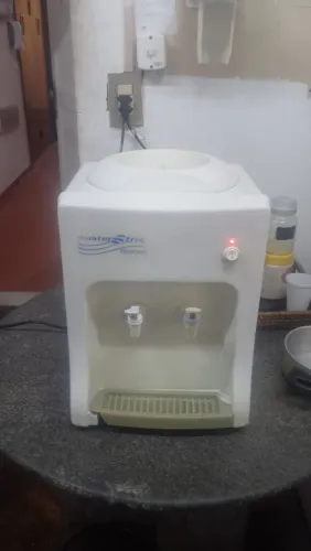 Bebedouro de água refrigerada sai água gelada ou natural
