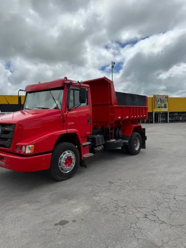 Caminhão caçamba Atron 1319