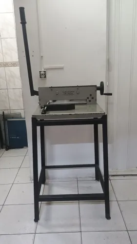 Guilhotina de mesa industrial com suporte