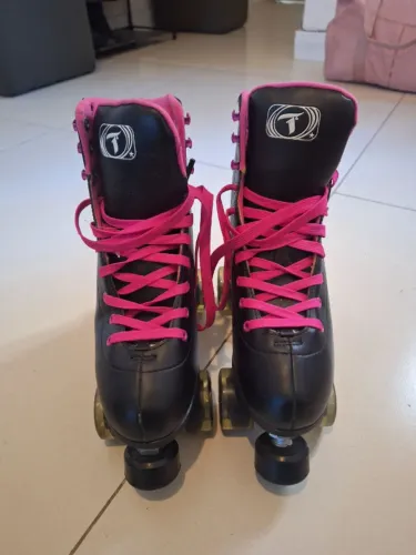 Traxart Patins Quad Foxxy Preto (Tamanho 39/40) + Kit de proteção