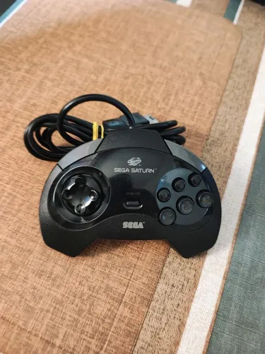 Controle Sega Saturn bem conservado, perfeito pra colecionadores.