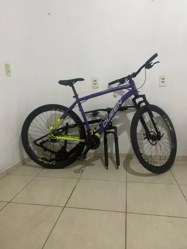 Uma bicicleta e um quadro de bike 
