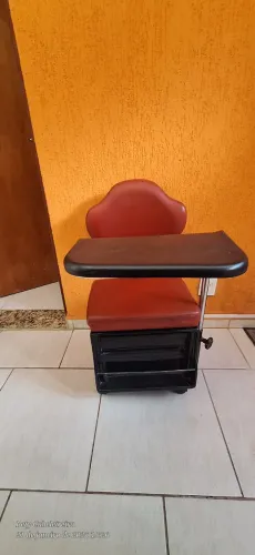 Cadeira de manicure com mesa auxiliar