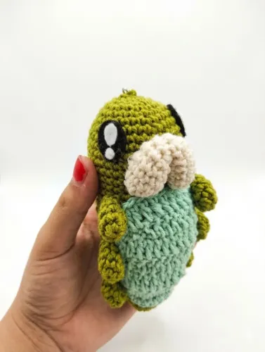 Chaveiro Amigurumi Larva Hollow Knight - Resgate a Sua Própria Grub!