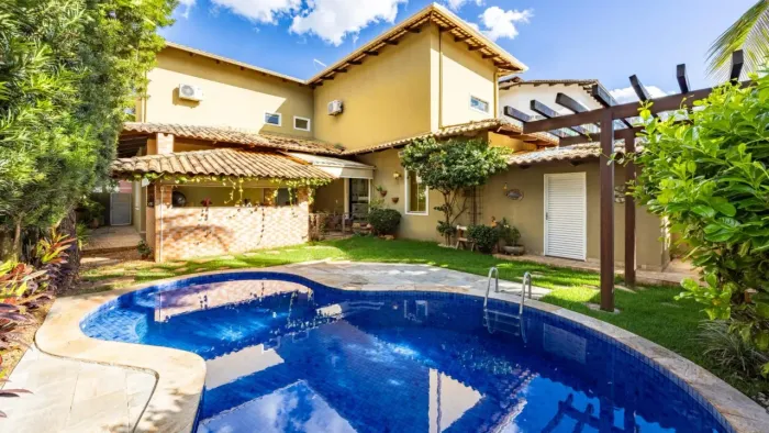 Sobrado com 5 quartos, lazer completo, piscina e jardim no Residencial Granville