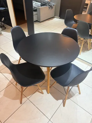 Vendo mesa com 4 cadeiras