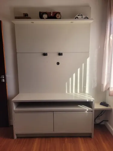 Painel com rack suspenso em MDF