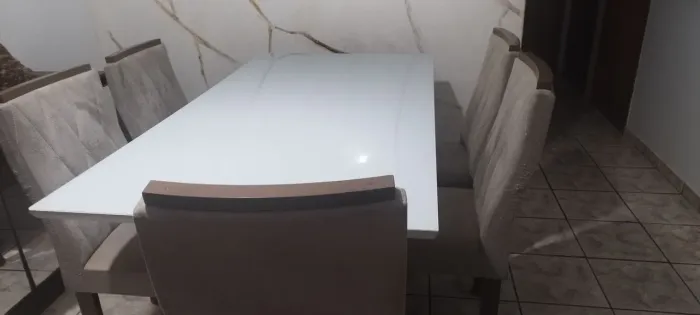 Mesa com base de madeira, porcelana e vidro por cima 6 lugares