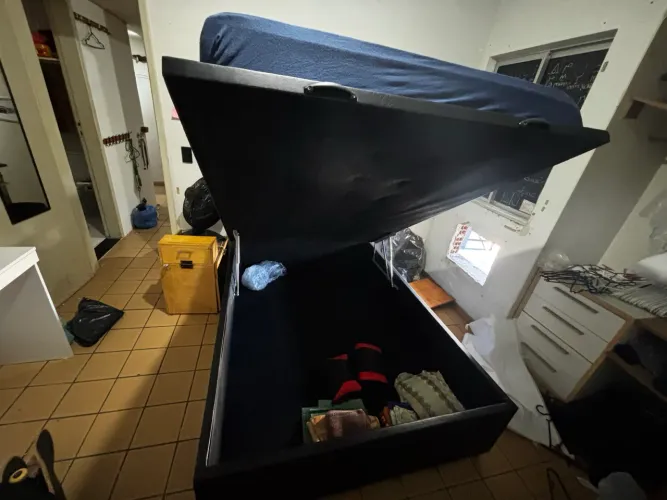Cama Box Baú Preta com Amplo Espaço Interno